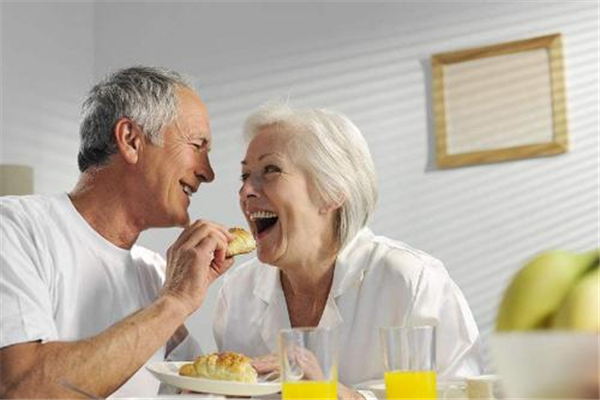 老人吃飯總噎著怎么回事 如何防預(yù)老人噎食 老人吃飯總噎著怎么回事 如何防預(yù)老人噎食