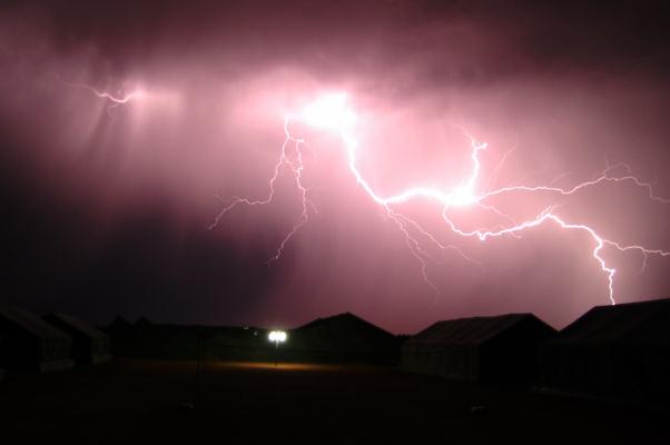 女子拍閃電拍到閃電劈向自己 暴雨天氣安全注意事項(xiàng) 女子拍閃電拍到閃電劈向自己 暴雨天氣安全注意事項(xiàng)