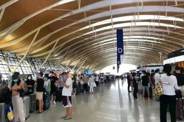 上海浦東機(jī)場(chǎng)回應(yīng)留學(xué)生排長(zhǎng)隊(duì)值機(jī) 美國留學(xué)需要什么要求