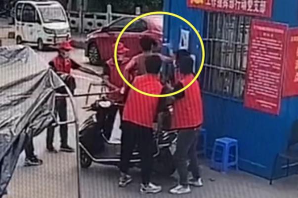 警方通報男子闖卡與志愿者發(fā)生沖突 防疫卡點主要負責(zé)什么