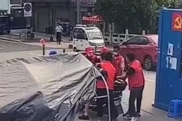 警方通報男子闖卡與志愿者發(fā)生沖突 防疫卡點主要負責(zé)什么