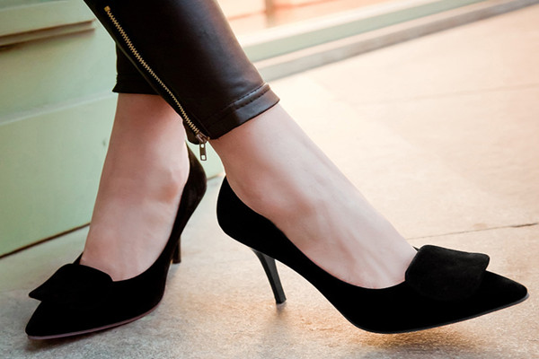 穿高跟鞋前腳掌疼怎么辦 穿高跟鞋會長繭嗎 穿高跟鞋前腳掌疼怎么辦 穿高跟鞋會長繭嗎