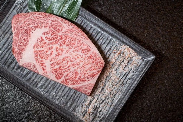 和牛會(huì)有寄生蟲嗎 和?？梢陨詥?></p><h3>和牛好吃嗎<br/></h3><p>首先是和牛有一股甜香的牛油味道，比普通牛肉更有牛肉味道；第二個(gè)感覺就是口感嫩滑，這是因?yàn)檠┗ㄅＨ饨Y(jié)構(gòu)肥瘦相間，沒有筋膜，入口即化，像雪花落入口中；第三是擁有充足的汁水，簡(jiǎn)單的煎烤之后，在肉中均勻分布的大理石油脂開始融化，所以咬下去，就會(huì)在嘴里溢出香濃的汁水。</p> </div>
<div align=