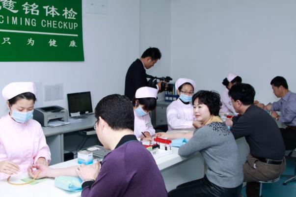 體檢的目的和意義 體檢可以用醫(yī)?？▎?></p><h3>體檢可以用醫(yī)保卡嗎</h3><p>醫(yī)?？▋?nèi)的錢主要針對的是門診的檢查和用藥，所以是可以使用的。但是沒有什么優(yōu)惠。個人體檢時，只要醫(yī)保卡內(nèi)的錢夠用的話，是可以劃卡使用的。如果卡內(nèi)的錢不夠，就需要自己交現(xiàn)錢了。需要看當(dāng)?shù)厥∈械尼t(yī)保政策是否將健康體檢納入醫(yī)保、以及該醫(yī)院是否納入體檢定點(diǎn)醫(yī)保單位。隨著醫(yī)保個人賬戶資金的逐漸放開，醫(yī)保個人賬戶可以支付在醫(yī)療機(jī)構(gòu)發(fā)生的費(fèi)用，比如體檢、配眼鏡、口腔等與醫(yī)療行為有關(guān)的費(fèi)用，甚至可以用于家庭人員購買醫(yī)保的費(fèi)用或授權(quán)給家人使用，還可以用于支付商業(yè)險的費(fèi)用等，不過具體的要以參保地為準(zhǔn)。一般綜合性醫(yī)院都設(shè)有體檢部或者體檢中心，體檢的項(xiàng)目可以選擇套餐，具體可以咨詢當(dāng)?shù)鼐C合性醫(yī)院的體檢部，一般如是當(dāng)?shù)囟c(diǎn)醫(yī)保單位，應(yīng)該可以的。</p><p style=