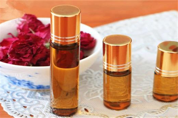 玫瑰精油豐胸效果怎么樣 玫瑰精油對(duì)胸部的功效和作用 玫瑰精油豐胸效果怎么樣 玫瑰精油對(duì)胸部的功效和作用