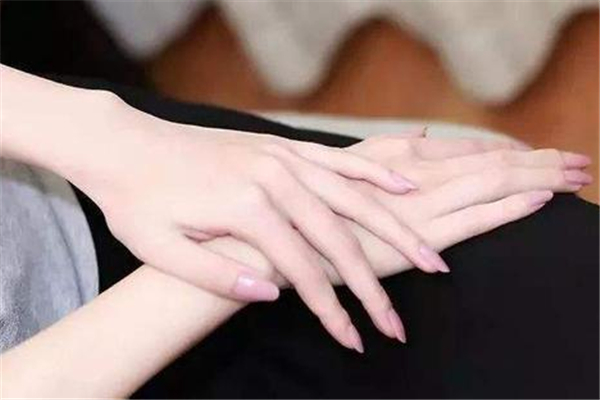 冬季手部干燥粗糙怎么辦 冬季手部脫皮什么原因 冬季手部干燥粗糙怎么辦 冬季手部脫皮什么原因