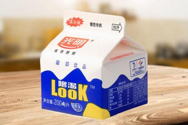 光明酸奶的功效與作用 光明?？仕崮痰暮锰幱惺裁?></p><h3>光明嚕渴酸奶的好處有什么</h3><p>光明LOOK酸奶的好處是口感細(xì)膩，奶香濃郁，入口純滑，促進(jìn)鈣等多種礦物質(zhì)吸收，幫助人體消化乳糖，是營(yíng)養(yǎng)價(jià)值很高的一等奶，營(yíng)養(yǎng)好更健康。巴氏殺菌工藝，營(yíng)養(yǎng)流失少，更接近于原奶。光明乳業(yè)業(yè)務(wù)淵源始于1911年，擁有100多年的歷史，逐步確立以牧業(yè)、乳制品的開(kāi)發(fā)、生產(chǎn)和銷(xiāo)售為主營(yíng)業(yè)務(wù)，是中國(guó)領(lǐng)先的高端乳品引領(lǐng)者。公司擁有世界一流的乳品研究院、乳品加工設(shè)備以及先進(jìn)的乳品加工工藝。主營(yíng)產(chǎn)品包括新鮮牛奶、新鮮酸奶、乳酸菌飲品、常溫牛奶、常溫酸奶、奶粉、嬰兒奶粉、奶酪、黃油、冰淇淋、烘焙等多個(gè)品類(lèi)。牧場(chǎng)管理采用光明乳業(yè)獨(dú)有的“千分牧場(chǎng)”評(píng)價(jià)標(biāo)準(zhǔn)體系，對(duì)所有牧場(chǎng)獸醫(yī)保健、繁殖育種、飼料飼養(yǎng)、生奶質(zhì)量、防暑降溫、安全生產(chǎn)等六大版塊進(jìn)行評(píng)分，在確保生乳品質(zhì)安全、可靠、優(yōu)質(zhì)前提下，全面提升奶牛牧業(yè)技術(shù)集成水平。</p><p style=