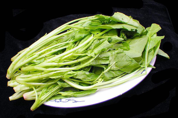 菠菜是否要焯水 菠菜不焯水可以吃嗎 菠菜是否要焯水 菠菜不焯水可以吃嗎