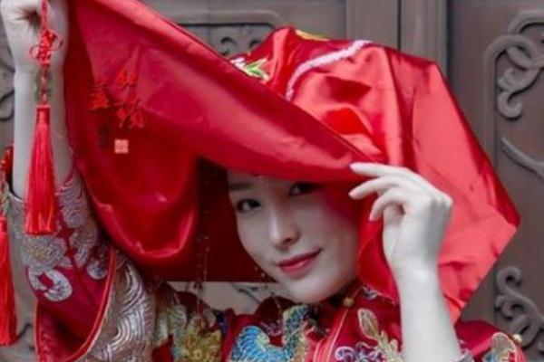 出嫁時為什么要兄弟背出門 姐姐出嫁弟弟全班男同學(xué)來送親 出嫁時為什么要兄弟背出門 姐姐出嫁弟弟全班男同學(xué)來送親