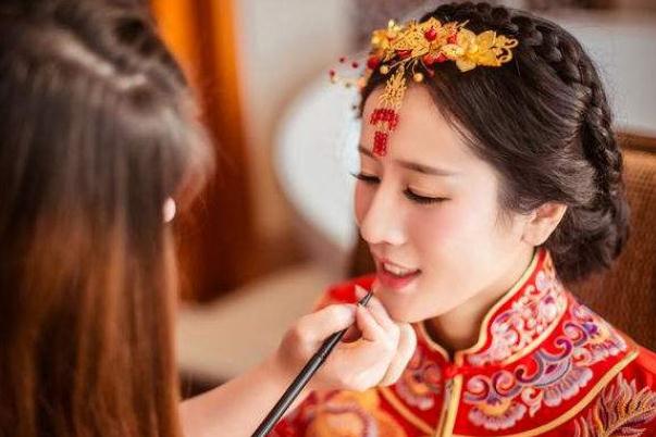 出嫁時為什么要兄弟背出門 姐姐出嫁弟弟全班男同學(xué)來送親 出嫁時為什么要兄弟背出門 姐姐出嫁弟弟全班男同學(xué)來送親