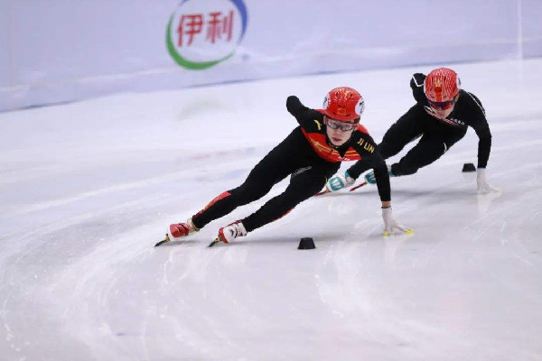 短道3000米接力中國女隊(duì)摘銅 中國短道速滑姑娘們跳上領(lǐng)獎臺