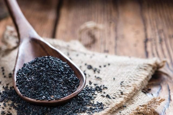 黑芝麻可以泡水喝嗎 黑芝麻可以補血嗎 黑芝麻可以泡水喝嗎 黑芝麻可以補血嗎