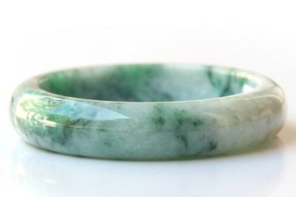 玉鐲子是買白色的好還是買綠色的好 玉鐲子什么樣的好 玉鐲子是買白色的好還是買綠色的好 玉鐲子什么樣的好