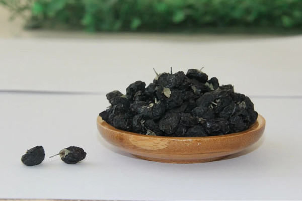 黑枸杞要洗了在泡嗎 黑枸杞用多少度的水泡 黑枸杞要洗了在泡嗎 黑枸杞用多少度的水泡