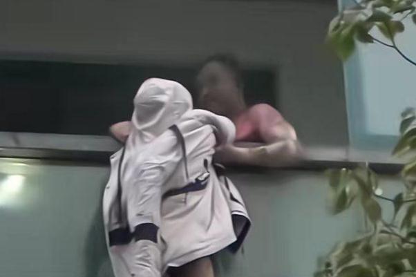 火災(zāi)中舍身救妻的丈夫凌晨去世 火災(zāi)的危險(xiǎn)性是什么 火災(zāi)中舍身救妻的丈夫凌晨去世 火災(zāi)的危險(xiǎn)性是什么