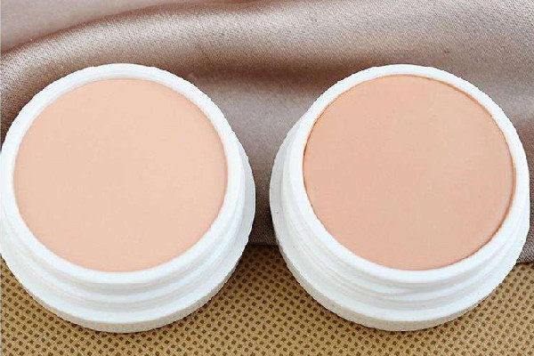 遮瑕膏在哪個步驟用 遮瑕膏是用在粉底之前還是之后 遮瑕膏在哪個步驟用 遮瑕膏是用在粉底之前還是之后