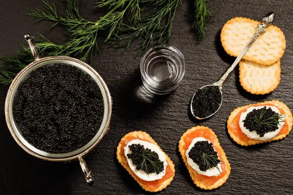 魚子醬是魚籽做的嗎 魚子醬要放在虎口上吃嗎 魚子醬是魚籽做的嗎 魚子醬要放在虎口上吃嗎