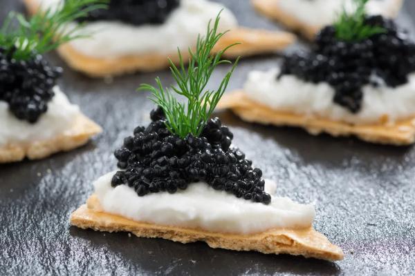 魚子醬是魚籽做的嗎 魚子醬要放在虎口上吃嗎 魚子醬是魚籽做的嗎 魚子醬要放在虎口上吃嗎