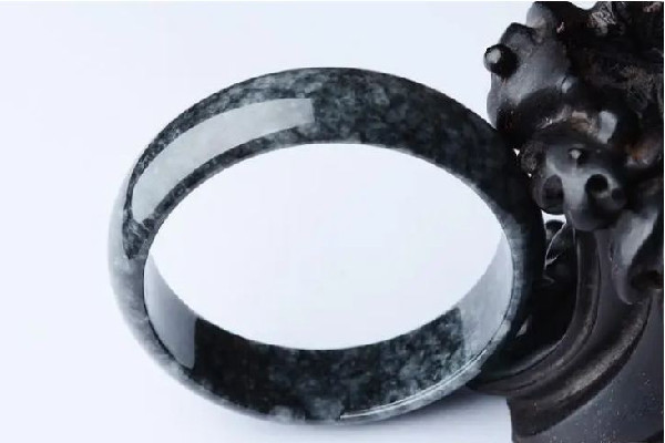 烏雞手鐲怎么辨別真假 烏雞手鐲買(mǎi)什么樣的 烏雞手鐲怎么辨別真假 烏雞手鐲買(mǎi)什么樣的