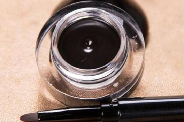 眼線膏和眼線膠筆哪個好用 眼線膏會暈染嗎 眼線膏和眼線膠筆哪個好用 眼線膏會暈染嗎