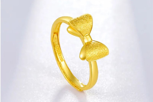 黃金戒指一般多少錢(qián)一個(gè) 黃金戒指按克買(mǎi)合適還是按件買(mǎi)合適