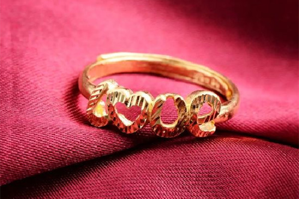 黃金戒指一般多少錢(qián)一個(gè) 黃金戒指按克買(mǎi)合適還是按件買(mǎi)合適