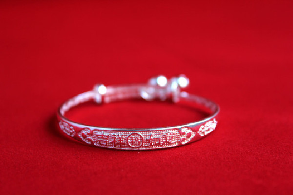 純銀手鐲戴左手好還是右手 純銀手鐲戴著對身體好嗎