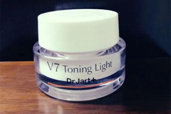 素顏霜用手還是美妝蛋 素顏霜怎么涂才不會(huì)假白 素顏霜用手還是美妝蛋 素顏霜怎么涂才不會(huì)假白