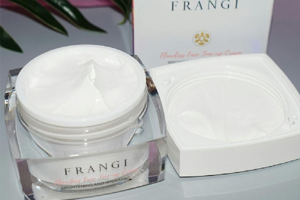 素顏霜用手還是美妝蛋 素顏霜怎么涂才不會(huì)假白 素顏霜用手還是美妝蛋 素顏霜怎么涂才不會(huì)假白