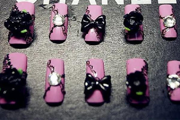 甲片用什么膠水粘的牢固 甲片用膠水還是果凍膠好 甲片用什么膠水粘的牢固 甲片用膠水還是果凍膠好