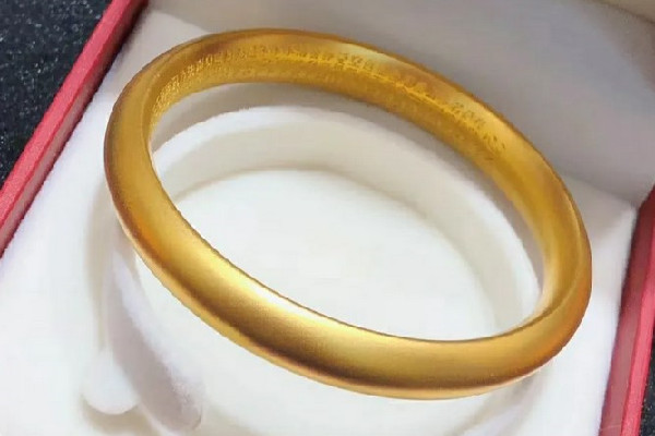 黃金手鐲可以有一直戴著嗎 黃金手鐲戴大一點好還是小一點好 黃金手鐲可以有一直戴著嗎 黃金手鐲戴大一點好還是小一點好