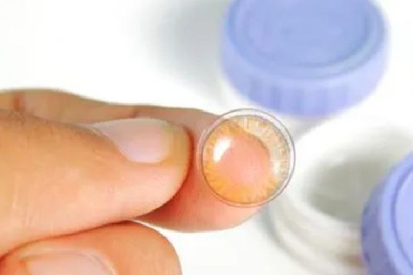 女子戴隱形10年角膜長(zhǎng)滿(mǎn)新生血管 隱形眼鏡對(duì)身體有害嗎