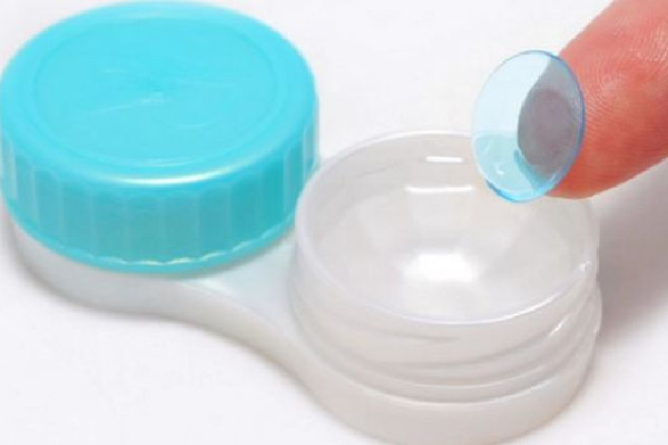 女子戴隱形10年角膜長(zhǎng)滿(mǎn)新生血管 隱形眼鏡對(duì)身體有害嗎