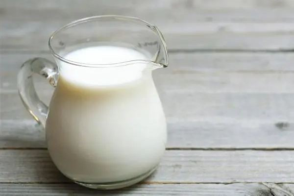 全脂牛奶結(jié)塊是正?，F(xiàn)象嗎 全脂牛奶結(jié)塊可以喝嗎