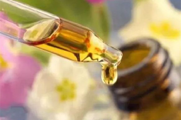 護(hù)膚精油什么時候用效果最好 護(hù)膚精油和精華液哪個先用 護(hù)膚精油什么時候用效果最好 護(hù)膚精油和精華液哪個先用