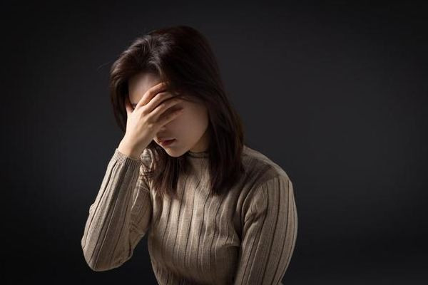 男子情緒崩潰在醫(yī)院走廊連扇耳光 情緒崩潰會有什么癥狀