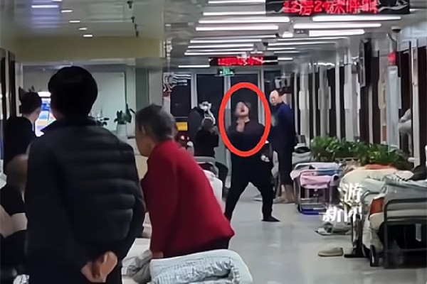 男子情緒崩潰在醫(yī)院走廊連扇耳光 情緒崩潰會有什么癥狀 男子情緒崩潰在醫(yī)院走廊連扇耳光 情緒崩潰會有什么癥狀