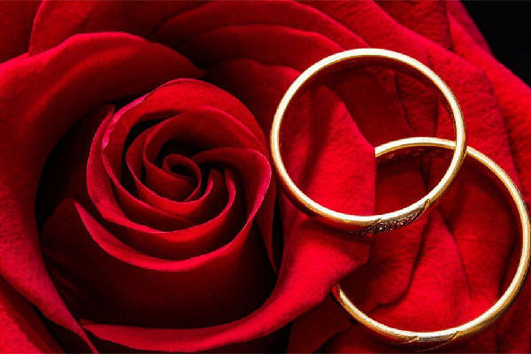 新人結(jié)婚遭朋友攔車(chē)襲胸要紅包 新人結(jié)婚怎么要紅包
