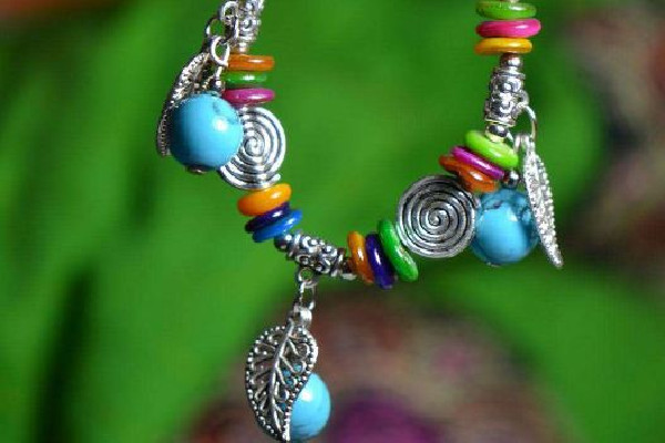 藏銀和純銀的區(qū)別 藏銀是什么材質(zhì)做的 藏銀和純銀的區(qū)別 藏銀是什么材質(zhì)做的