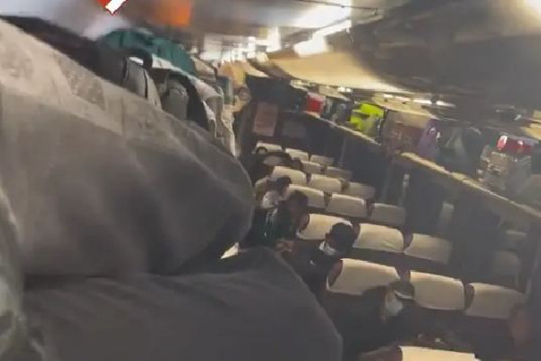 座位被占女子爬火車行李架睡覺 坐火車被占座了怎么辦 座位被占女子爬火車行李架睡覺 坐火車被占座了怎么辦