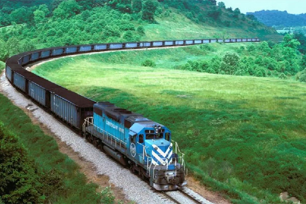 座位被占女子爬火車行李架睡覺 坐火車被占座了怎么辦 座位被占女子爬火車行李架睡覺 坐火車被占座了怎么辦