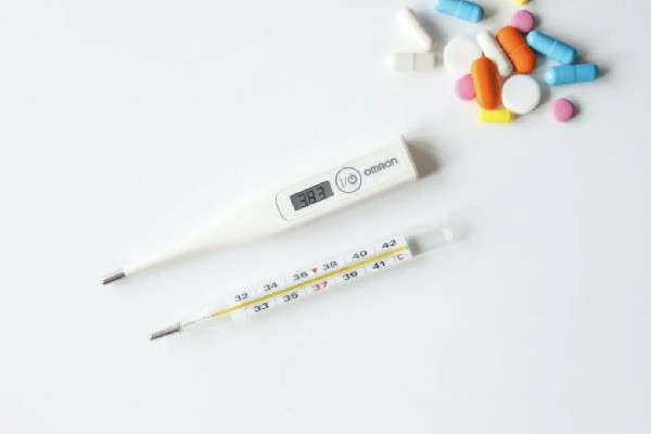 男子高燒近41度體溫計(jì)貼臉狂飆 高燒40度怎么物理降溫