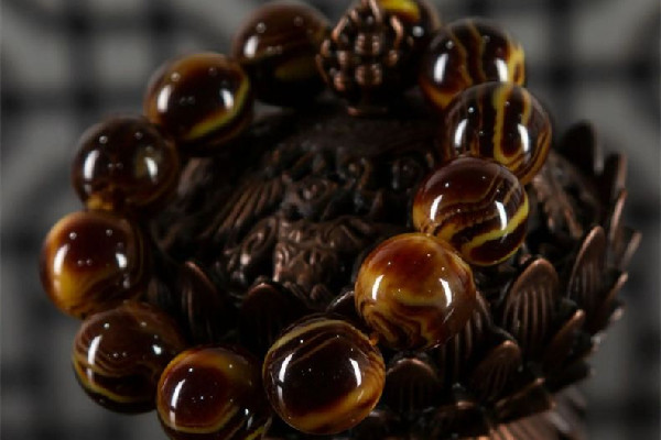 琥珀手串用什么油保養(yǎng) 琥珀手串和蜜蠟手串哪個(gè)好 琥珀手串用什么油保養(yǎng) 琥珀手串和蜜蠟手串哪個(gè)好