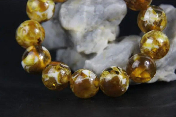 琥珀手串用什么油保養(yǎng) 琥珀手串和蜜蠟手串哪個(gè)好 琥珀手串用什么油保養(yǎng) 琥珀手串和蜜蠟手串哪個(gè)好