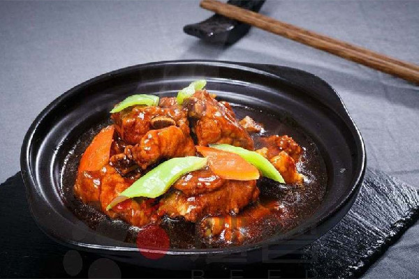 女子稱(chēng)吃黃燜排骨發(fā)現(xiàn)滿嘴是蛆 黃燜排骨的做法和配料